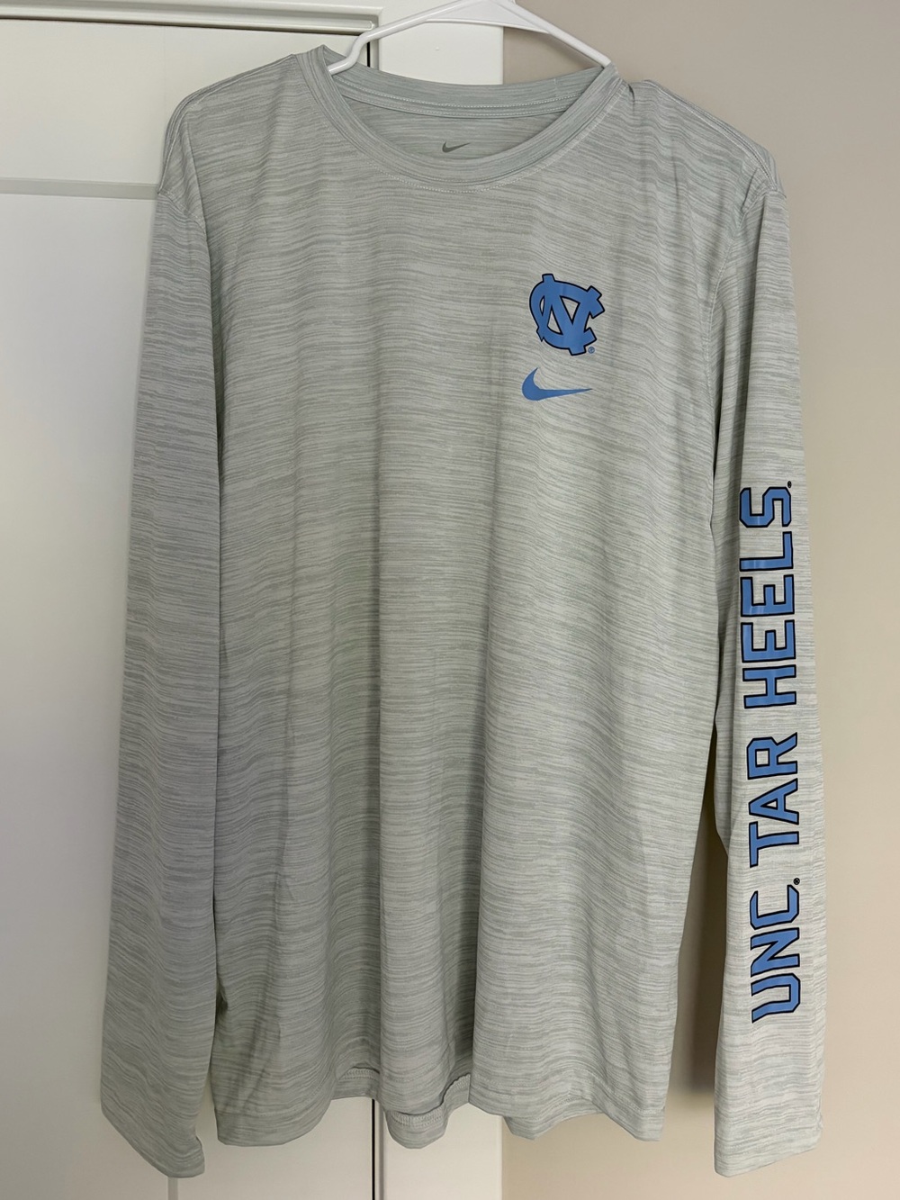 Nike UNC Men’s Size L - Dri-Fit Long Sleeve - Heathered Light Gray